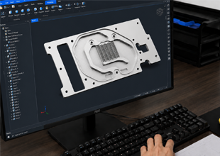 CAD ソフトウェアで半導体装置部品を確認するエンジニア