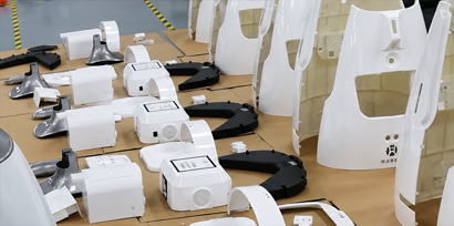 Capots de protection et pièces structurelles pour robots
